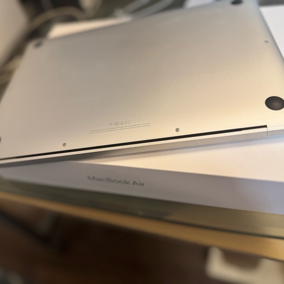 Apple MacBook Air - pristine condition - with box - Picture 3 of 5